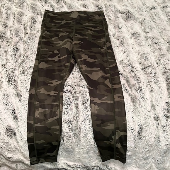 Athleta Pants - Athleta 7/8 ultimate camo tight